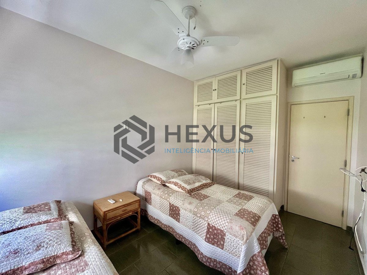 Foto 16 de Apartamento com varanda e vista livre a uma quadra da Praia das Pitangueiras, Guaruja