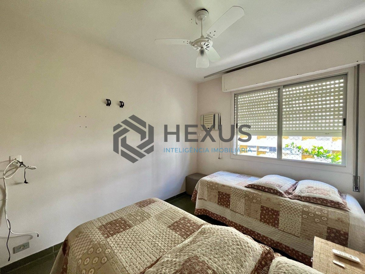 Foto 17 de Apartamento com varanda e vista livre a uma quadra da Praia das Pitangueiras, Guaruja