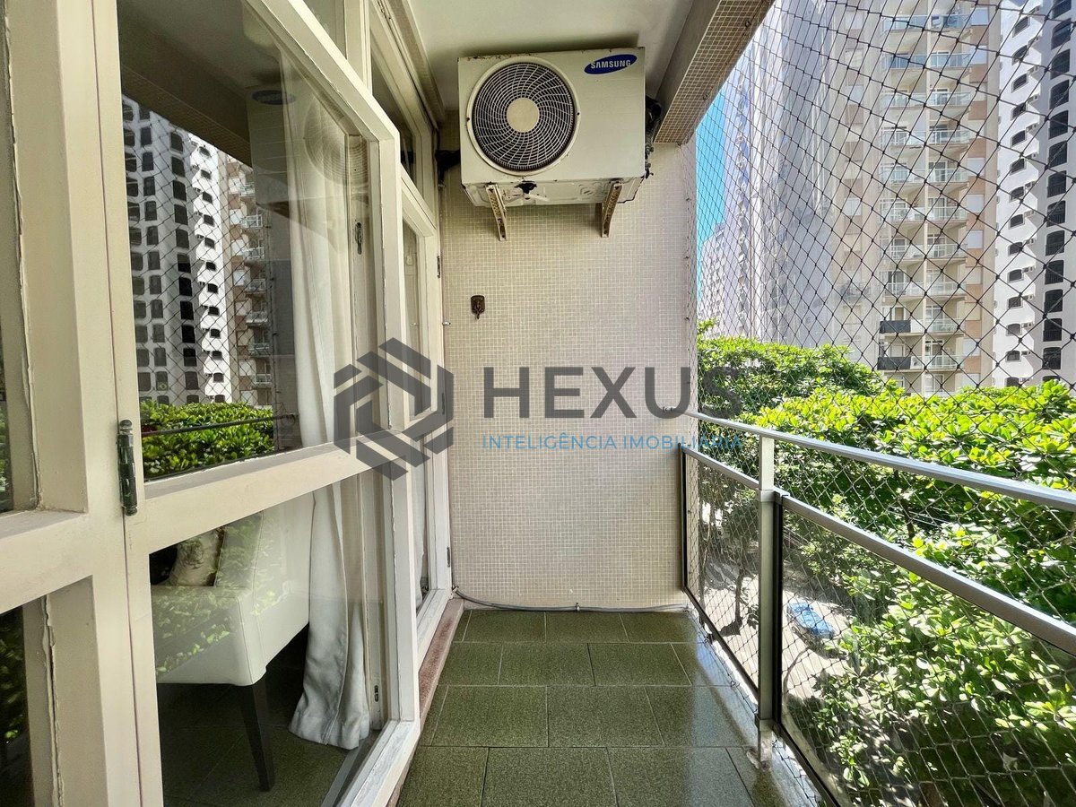 Foto 3 de Apartamento com varanda e vista livre a uma quadra da Praia das Pitangueiras, Guaruja