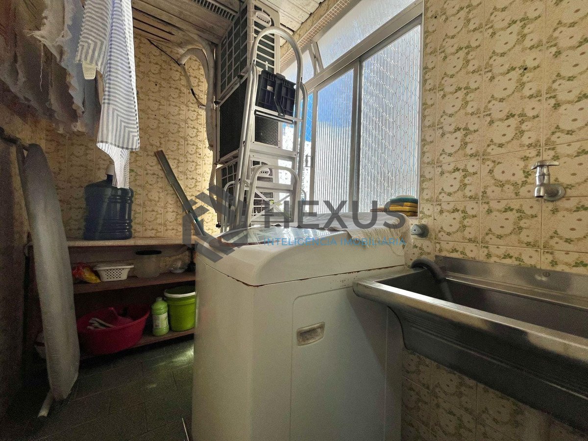 Foto 31 de Apartamento com varanda e vista livre a uma quadra da Praia das Pitangueiras, Guaruja