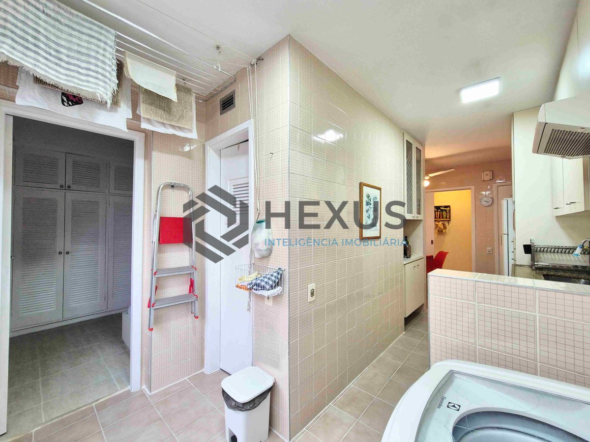 Foto 28 de Apartamento com varanda e lazer na Praia das Pitangueiras, Guaruja