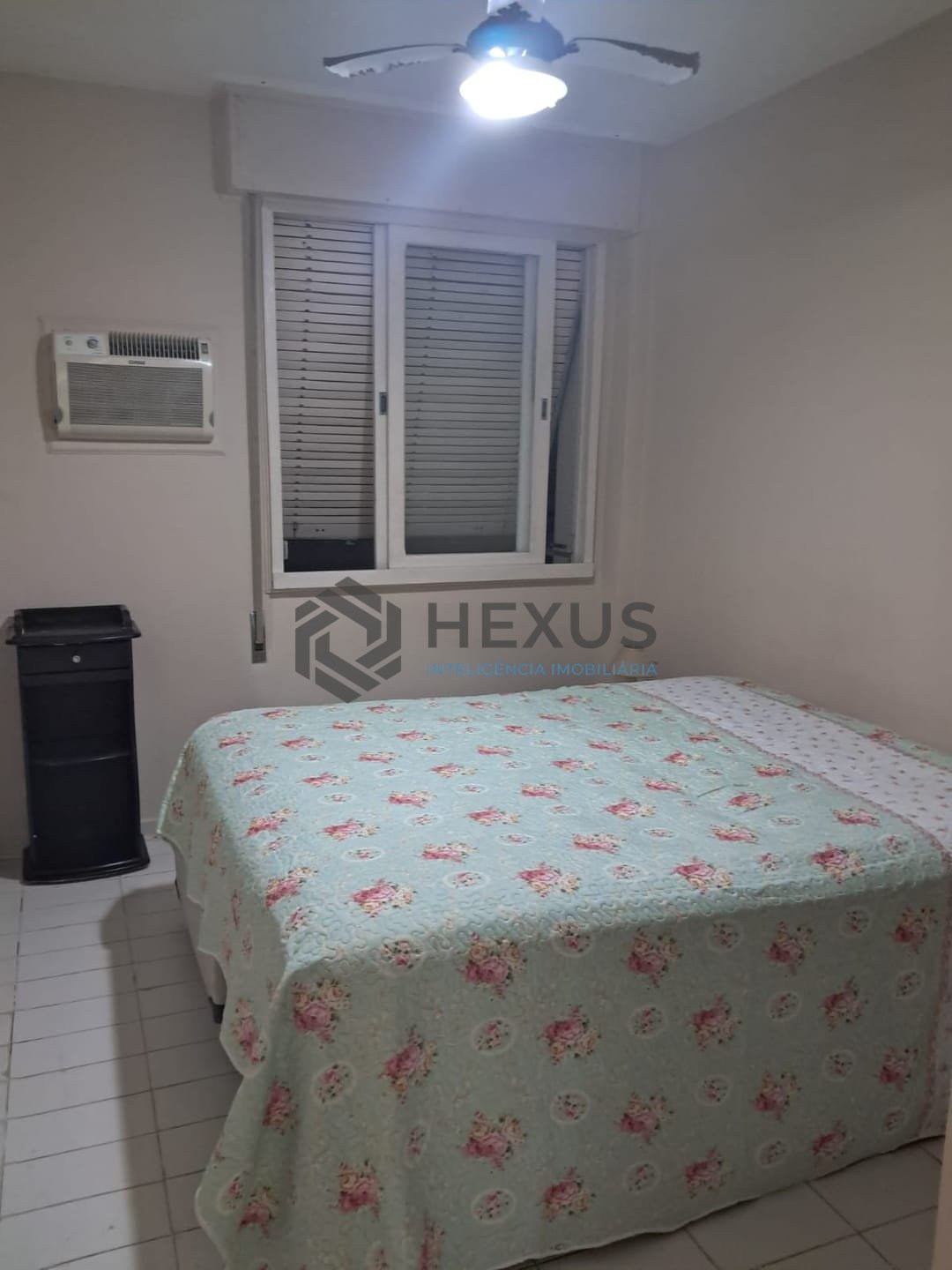 Foto 14 de Apartamento com varanda e vista mar na beira mar da Praia das Pitangueiras, Guaruja