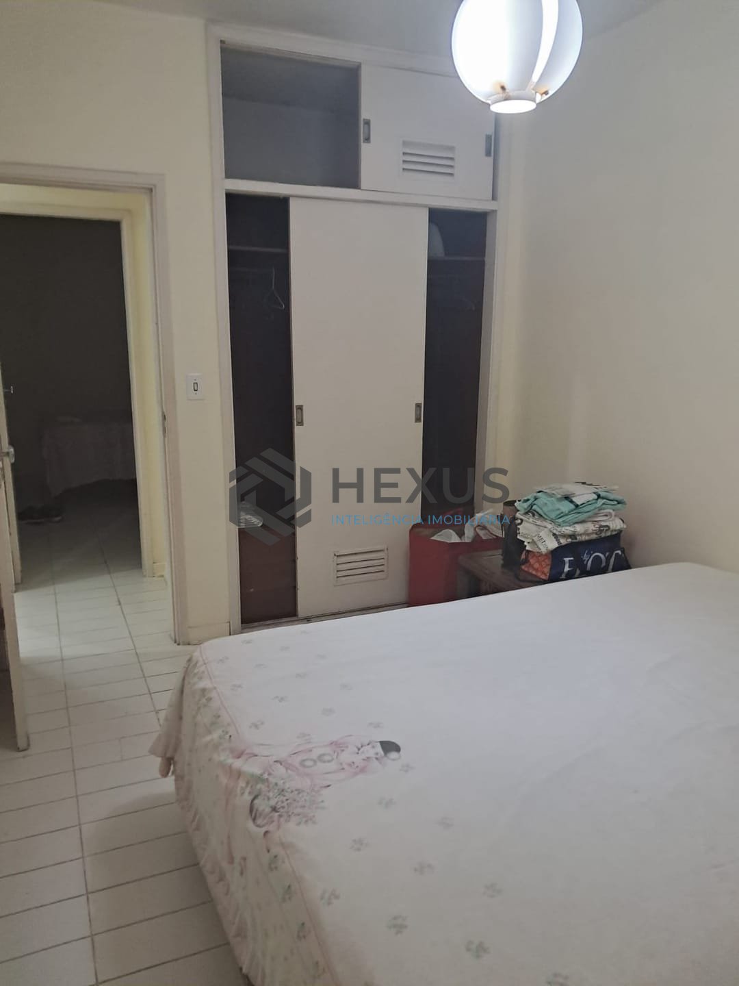 Foto 15 de Apartamento com varanda e vista mar na beira mar da Praia das Pitangueiras, Guaruja