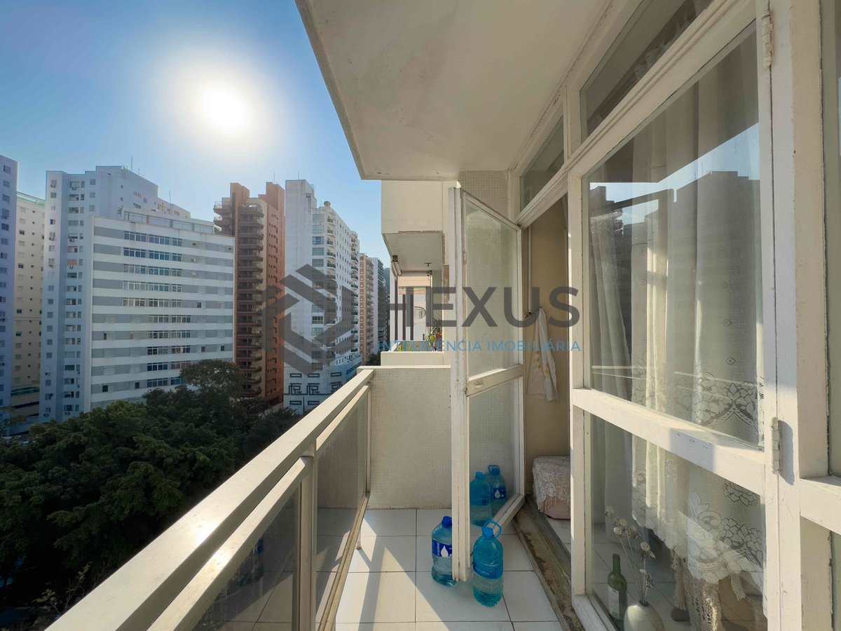 Foto 3 de Apartamento com varanda e vista mar na beira mar da Praia das Pitangueiras, Guaruja