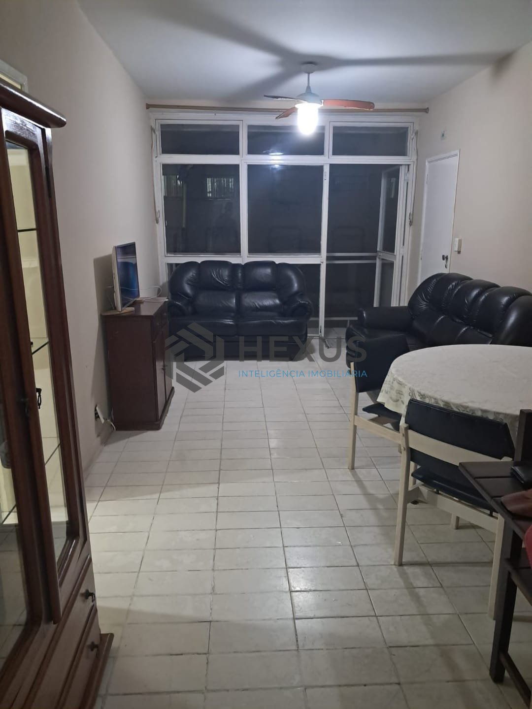 Foto 4 de Apartamento com varanda e vista mar na beira mar da Praia das Pitangueiras, Guaruja