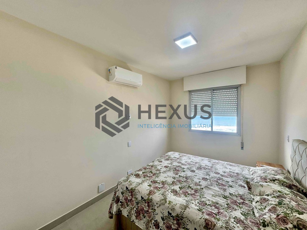 Foto 17 de Apartamento frente mar reformado com varanda e lazer na Praia das Pitangueiras, Guaruja