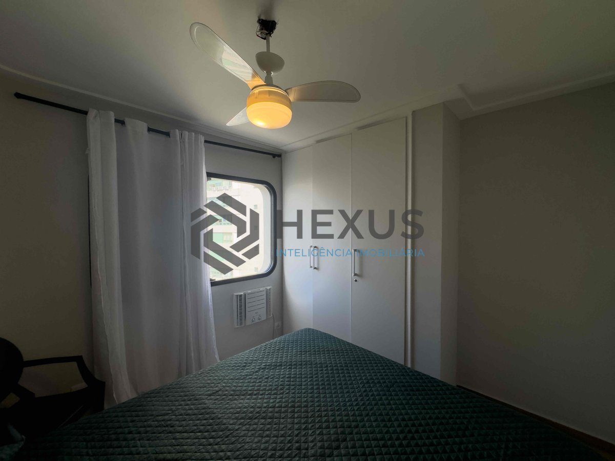 Foto 14 de Apartamento reformado com varanda e vista mar na quadra mar da Praia das Pitangueiras, Guaruja