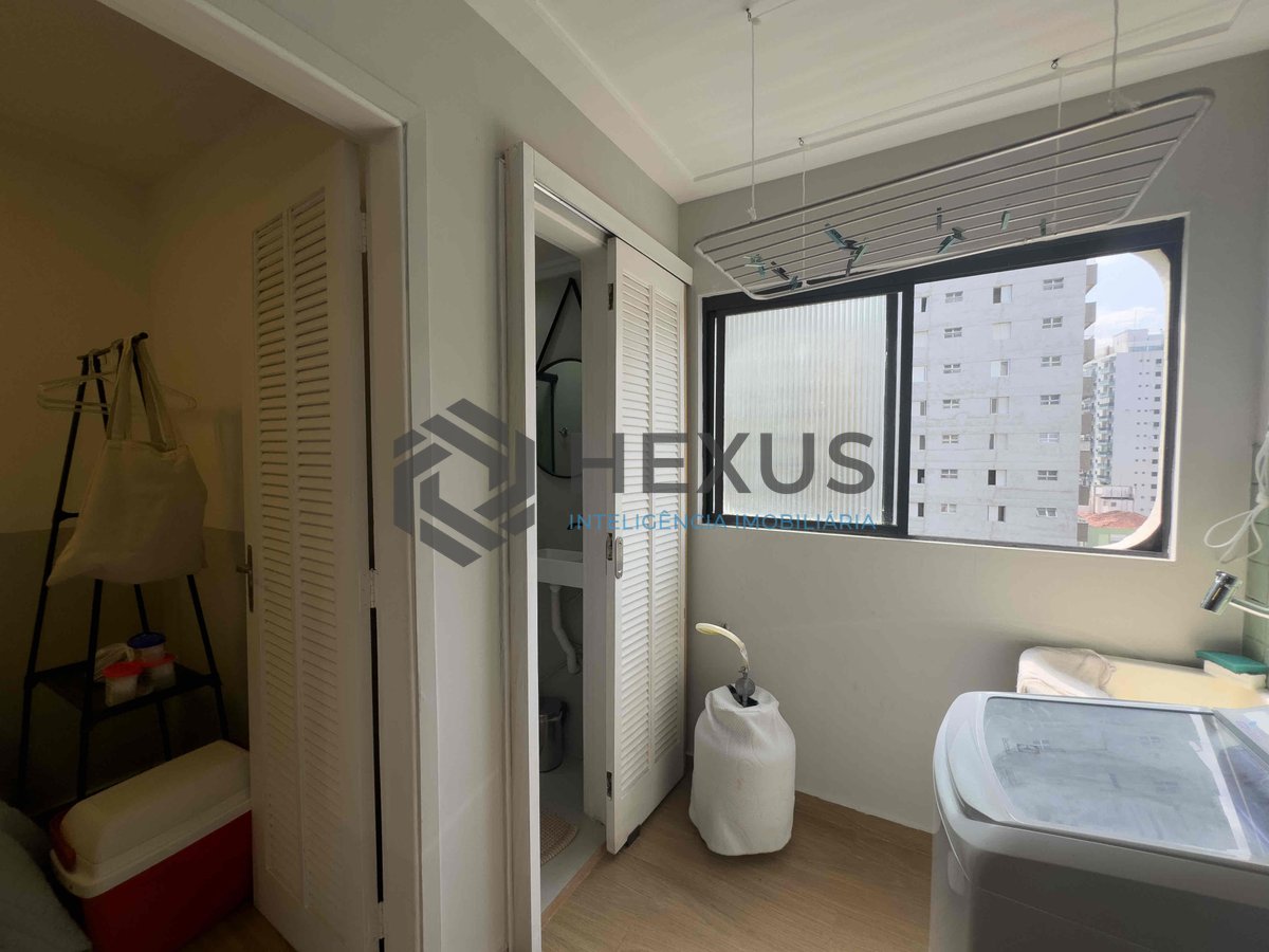 Foto 19 de Apartamento reformado com varanda e vista mar na quadra mar da Praia das Pitangueiras, Guaruja