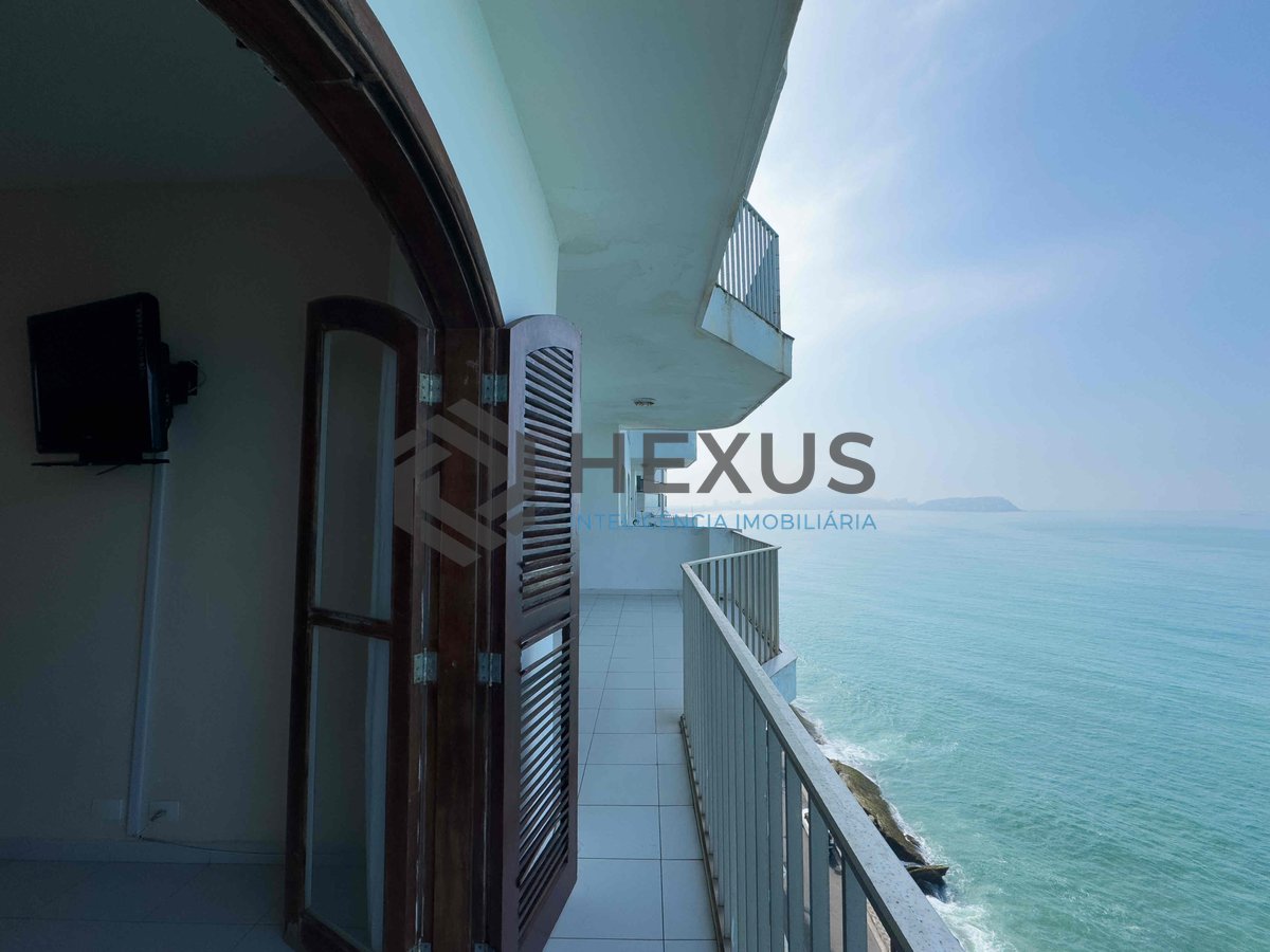 Foto 16 de Apartamento frente mar com varanda e vista mar na Praia das Pitangueiras, Guaruja
