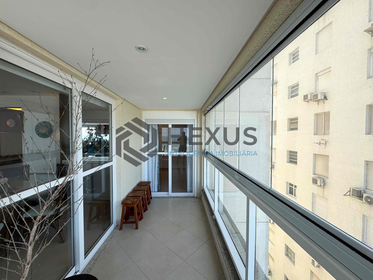 Foto 10 de Apartamento frente mar reformado com varanda gourmet vista mar e lazer na Praia das Pitangueiras, Guaruja