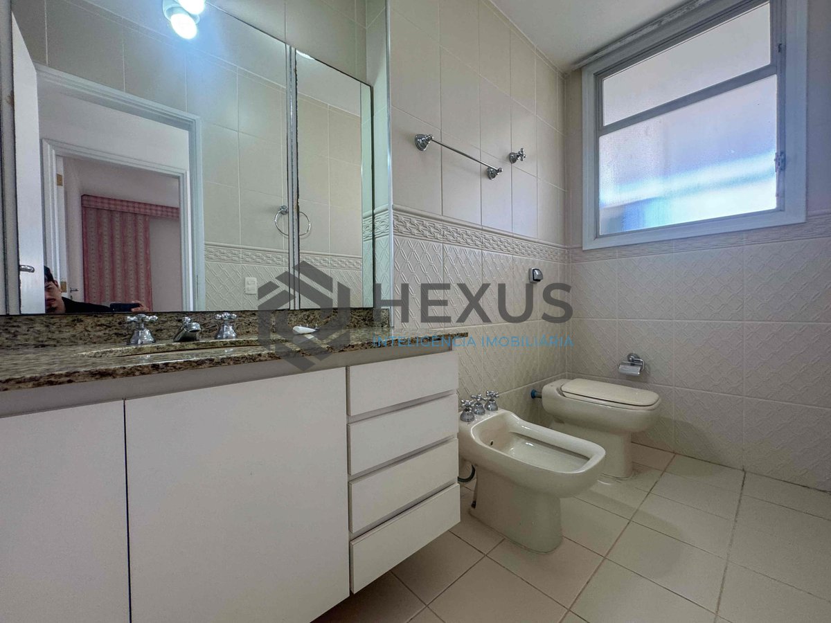 Foto 30 de Apartamento frente mar com varanda e vista mar na Praia das Pitangueiras, Guaruja