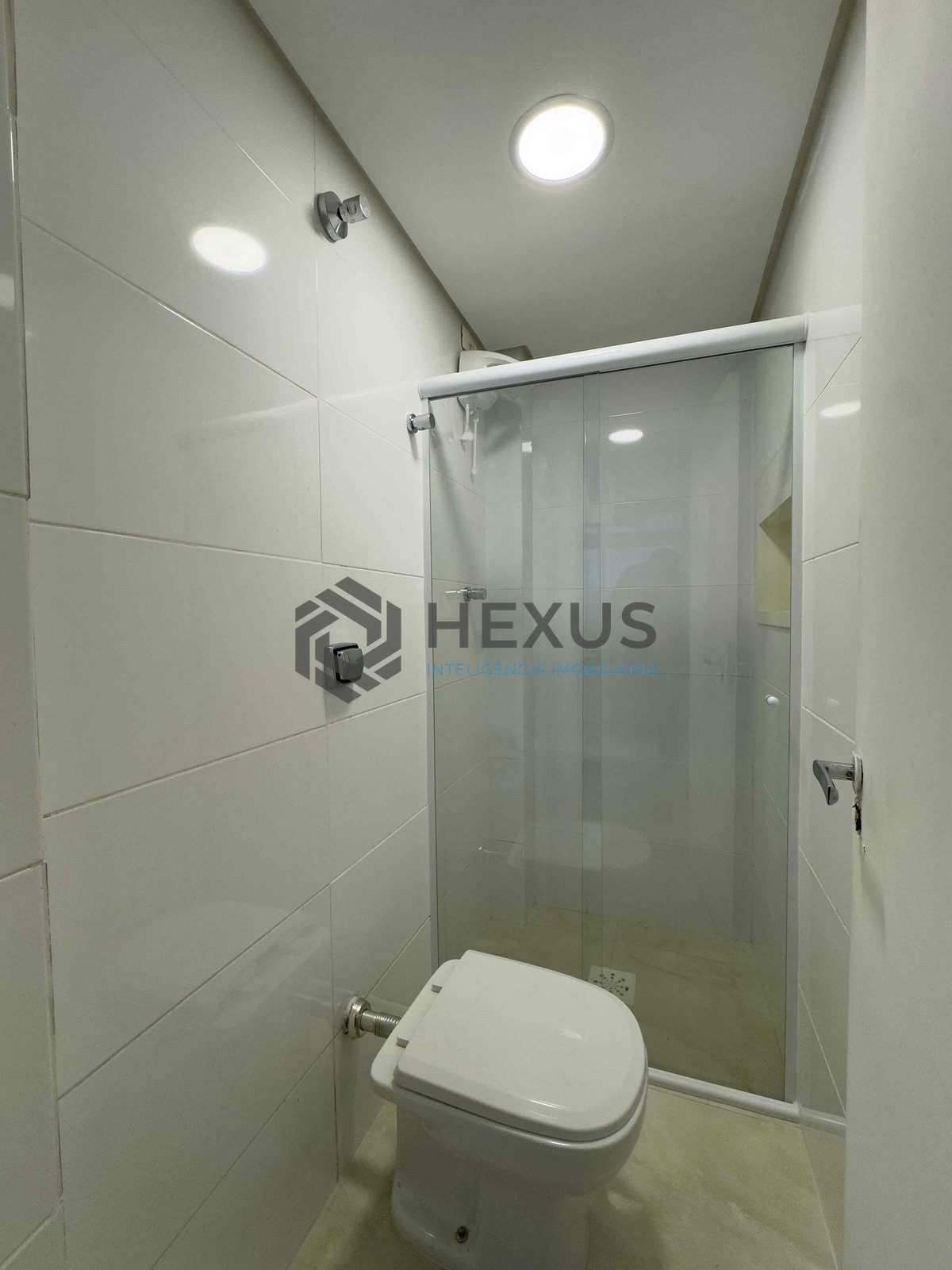Foto 10 de Apartamento beira mar, reformado, com varanda e lazer, Praia das Asturias, Guaruja | Hexus