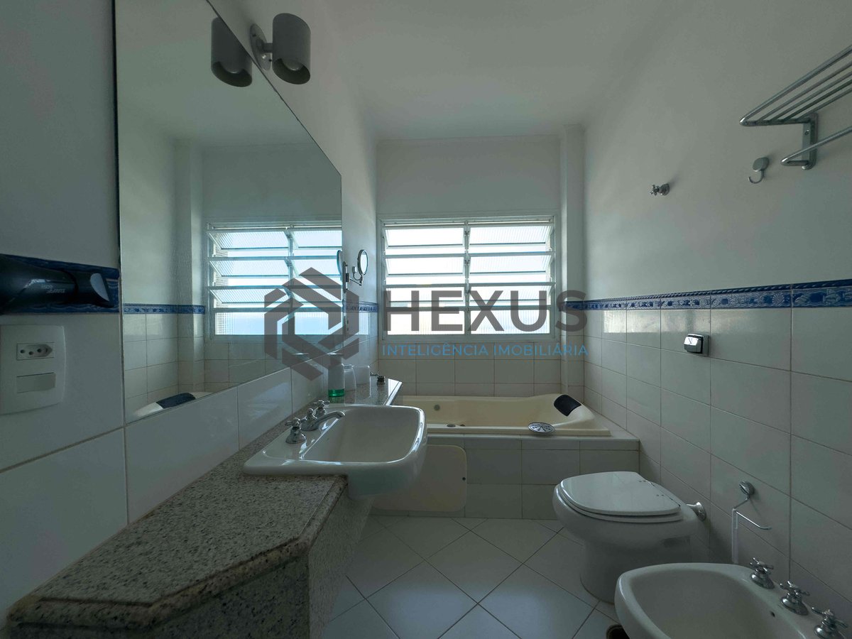 Foto 19 de Apartamento reformado frente mar com varanda na Praia das Pitangueiras, Guaruja
