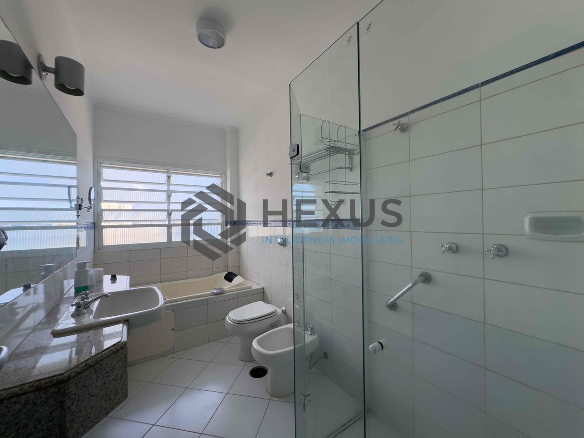 Foto 23 de Apartamento reformado frente mar com varanda na Praia das Pitangueiras, Guaruja