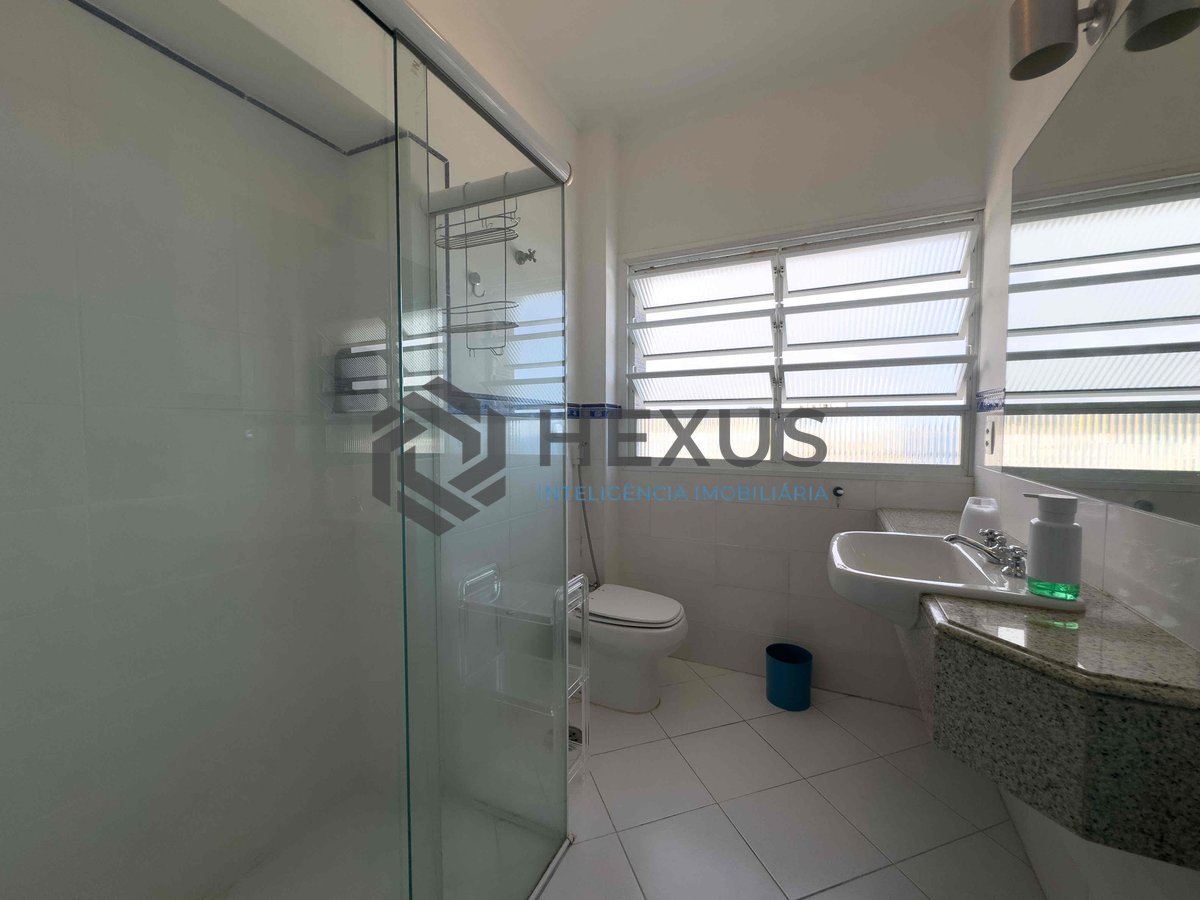 Foto 25 de Apartamento reformado frente mar com varanda na Praia das Pitangueiras, Guaruja