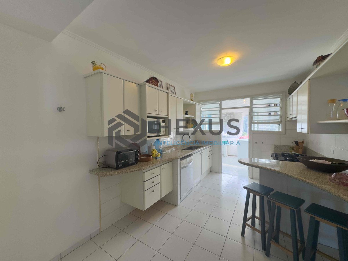 Foto 31 de Apartamento reformado frente mar com varanda na Praia das Pitangueiras, Guaruja