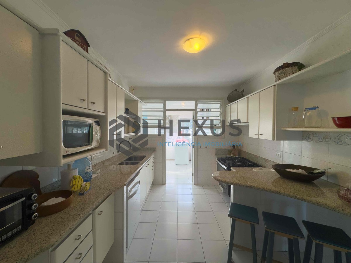 Foto 32 de Apartamento reformado frente mar com varanda na Praia das Pitangueiras, Guaruja