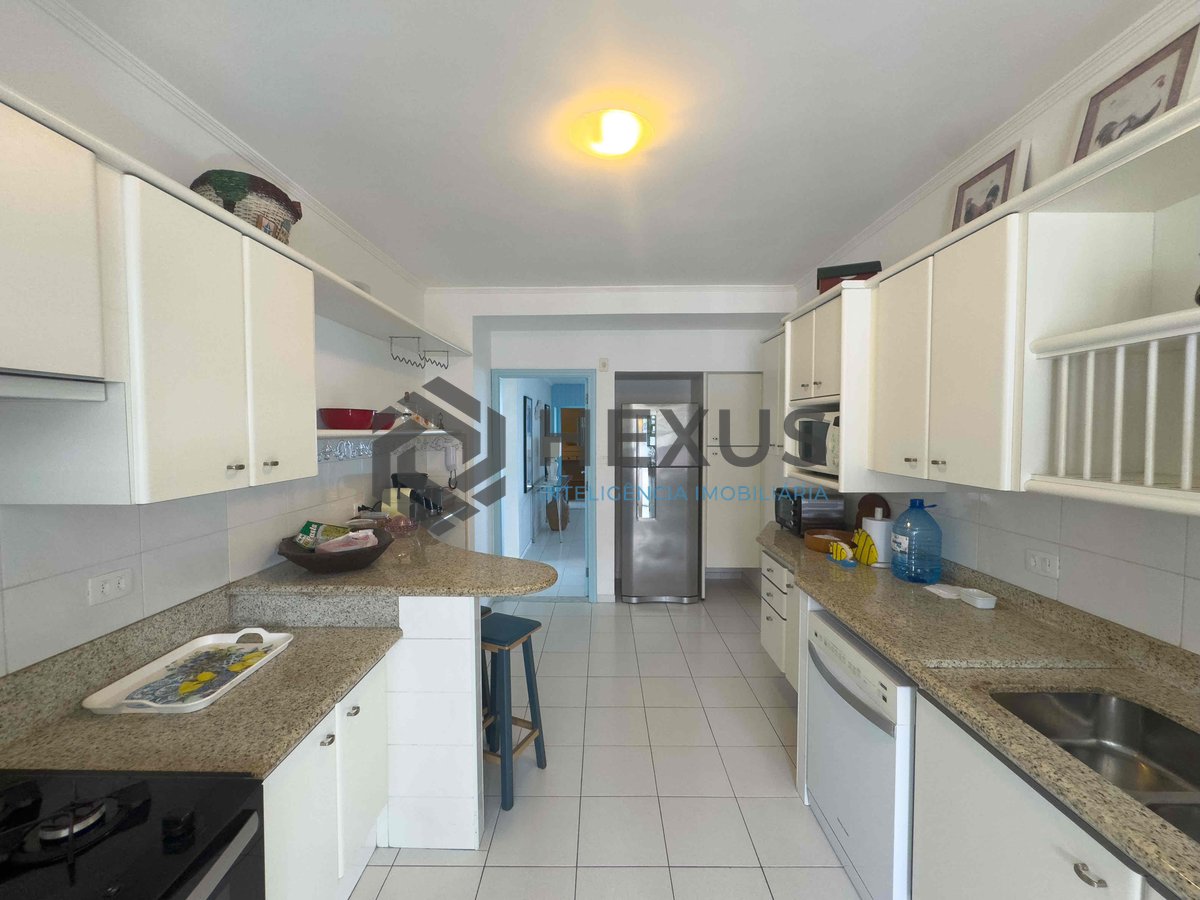 Foto 33 de Apartamento reformado frente mar com varanda na Praia das Pitangueiras, Guaruja