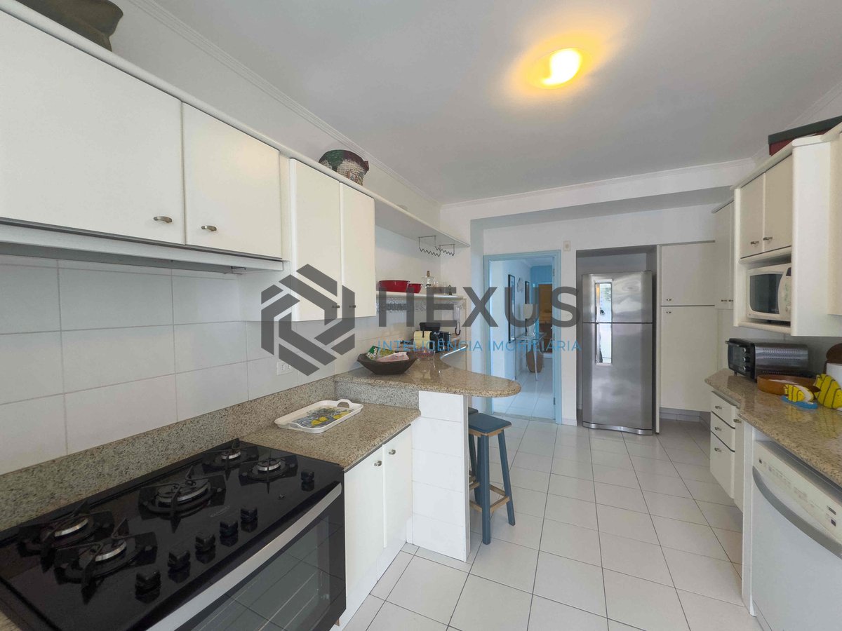 Foto 34 de Apartamento reformado frente mar com varanda na Praia das Pitangueiras, Guaruja
