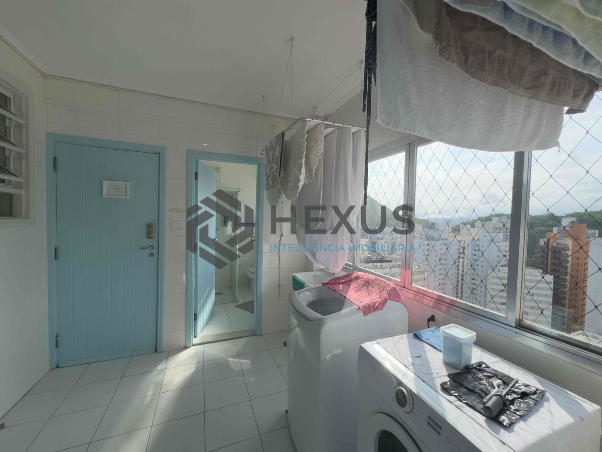 Foto 38 de Apartamento reformado frente mar com varanda na Praia das Pitangueiras, Guaruja