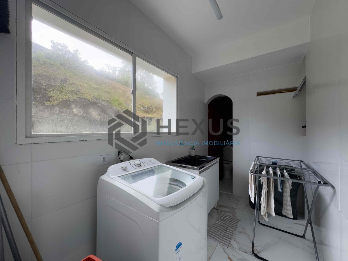 Foto 37 de Apartamento frente mar com reformado varanda e vista mar na Praia das Pitangueiras, Guaruja