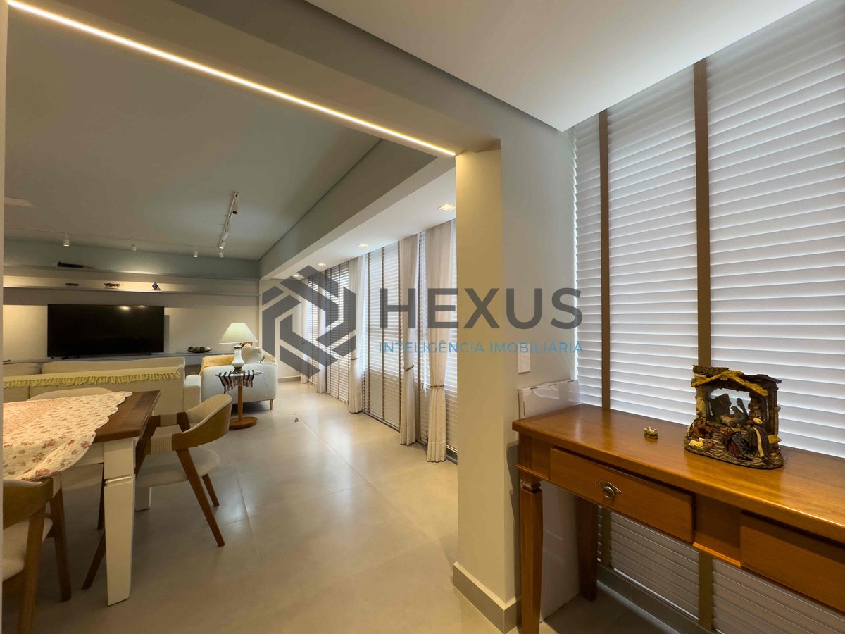Foto 12 de Apartamento com varanda e vista mar, reformado, beira mar da Praia das Pitangueiras, Guaruja