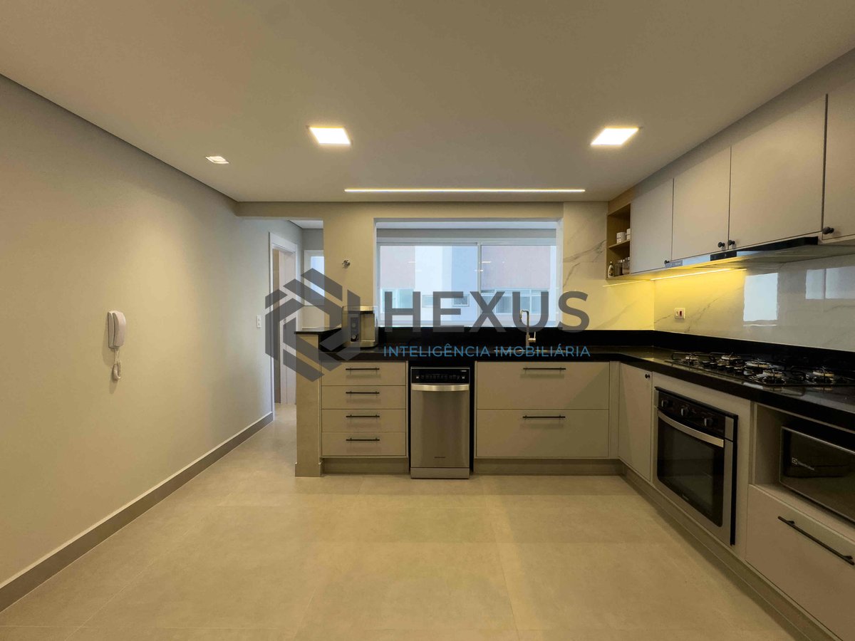 Foto 18 de Apartamento com varanda e vista mar, reformado, beira mar da Praia das Pitangueiras, Guaruja