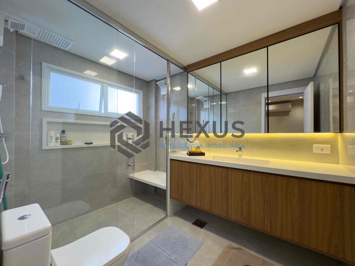 Foto 30 de Apartamento com varanda e vista mar, reformado, beira mar da Praia das Pitangueiras, Guaruja