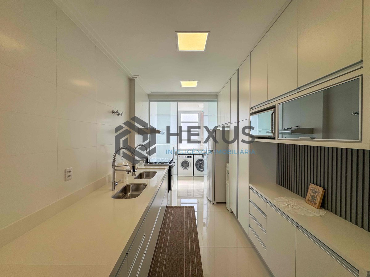 Foto 31 de Apartamento frente mar reformado com varanda e vista oceânica na Praia das Pitangueiras, Guaruja
