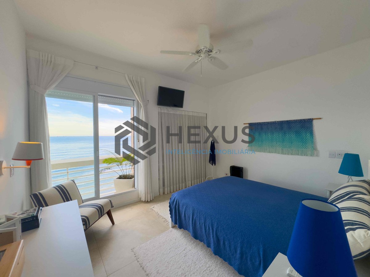 Foto 16 de Apartamento frente mar reformado com varanda e vista mar na Praia das Pitangueiras, Guaruja