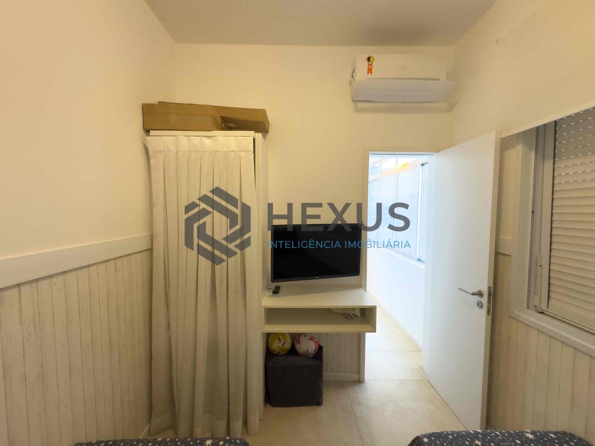 Foto 30 de Apartamento frente mar reformado com varanda e vista mar na Praia das Pitangueiras, Guaruja