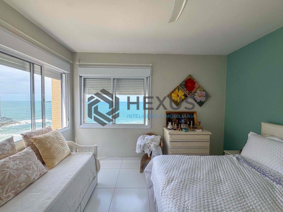 Foto 17 de Apartamento reformado frente mar com varanda vista mar na Praia das Pitangueiras, Guaruja