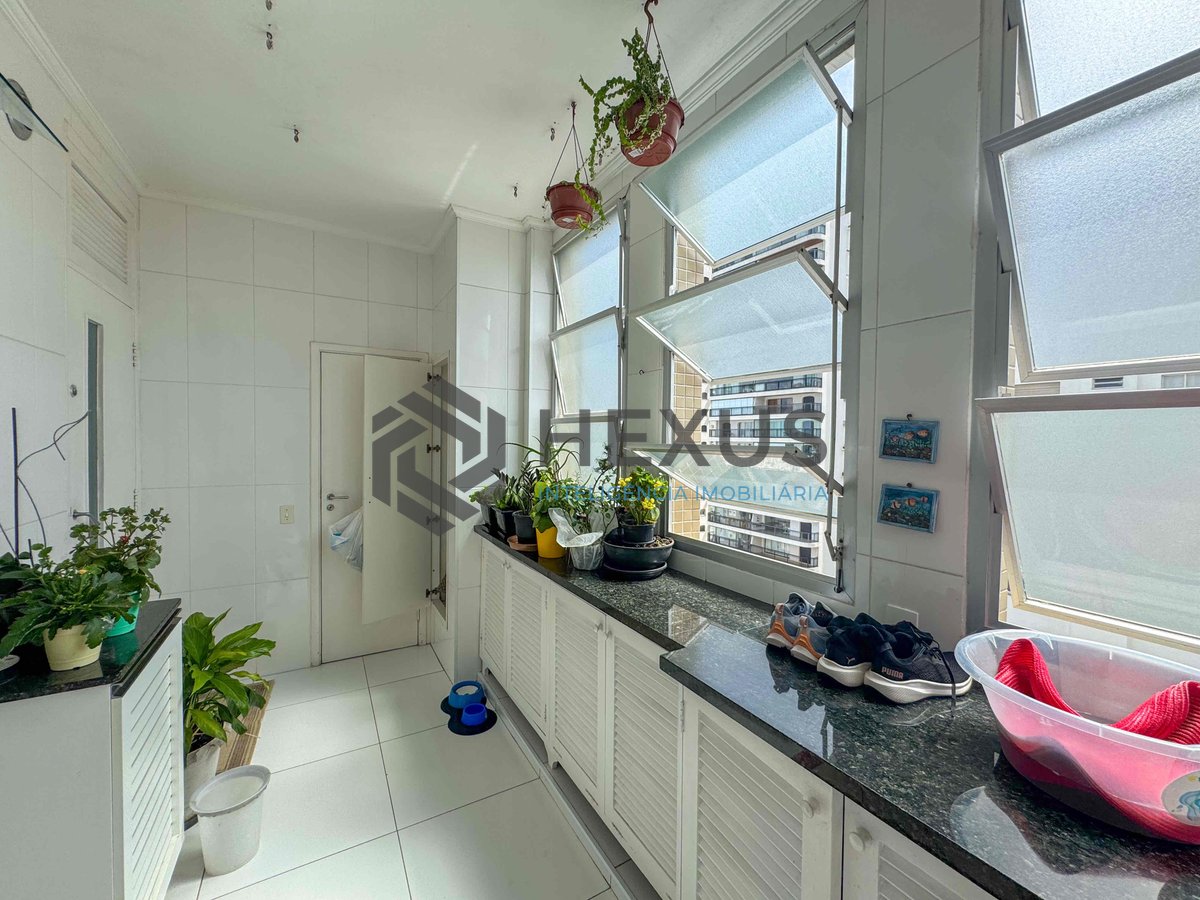 Foto 35 de Apartamento reformado frente mar com varanda vista mar na Praia das Pitangueiras, Guaruja