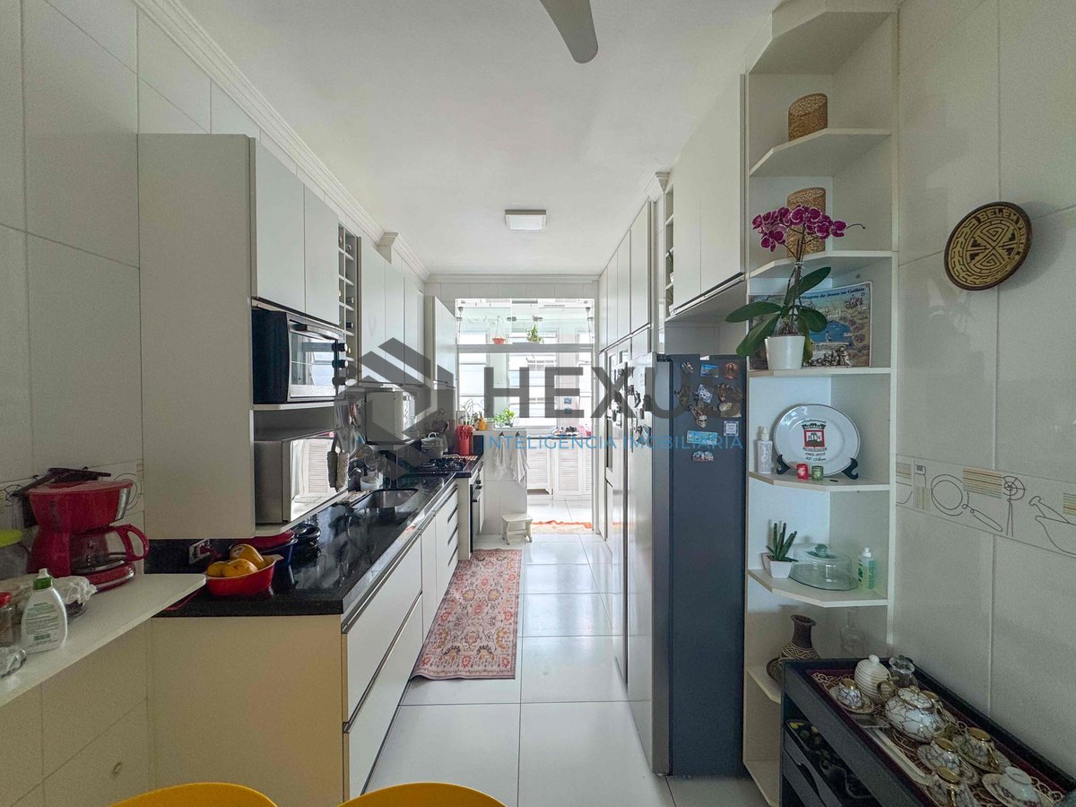Foto 40 de Apartamento reformado frente mar com varanda vista mar na Praia das Pitangueiras, Guaruja