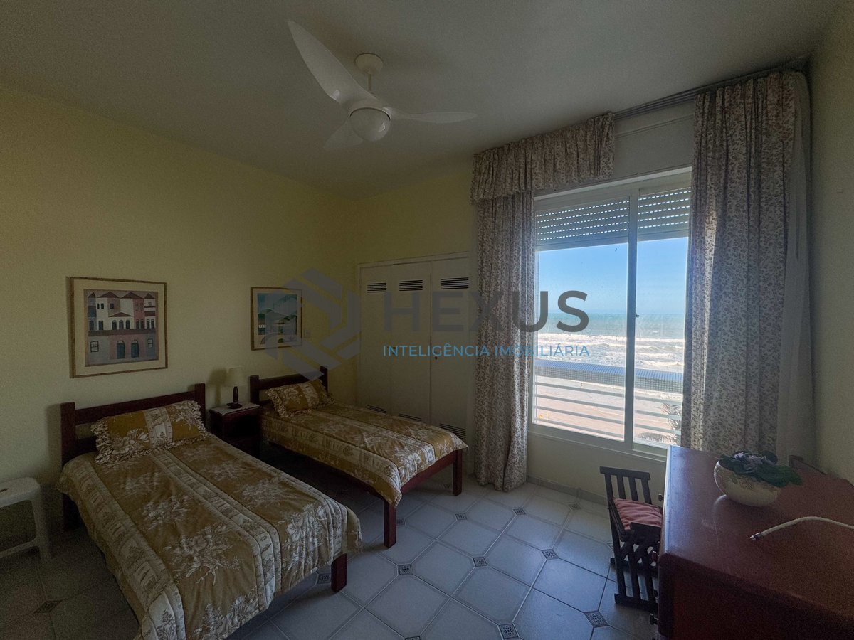 Foto 15 de Apartamento frente mar com varanda e vista mar na Praia das Pitangueiras, Guaruja