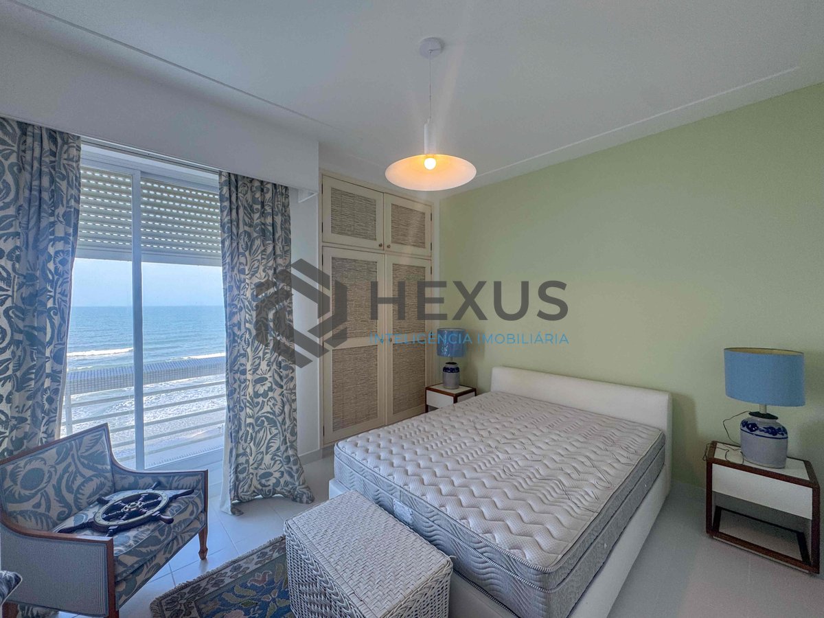 Foto 18 de Apartamento frente mar com varanda e vista mar na Praia das Pitangueiras, Guaruja