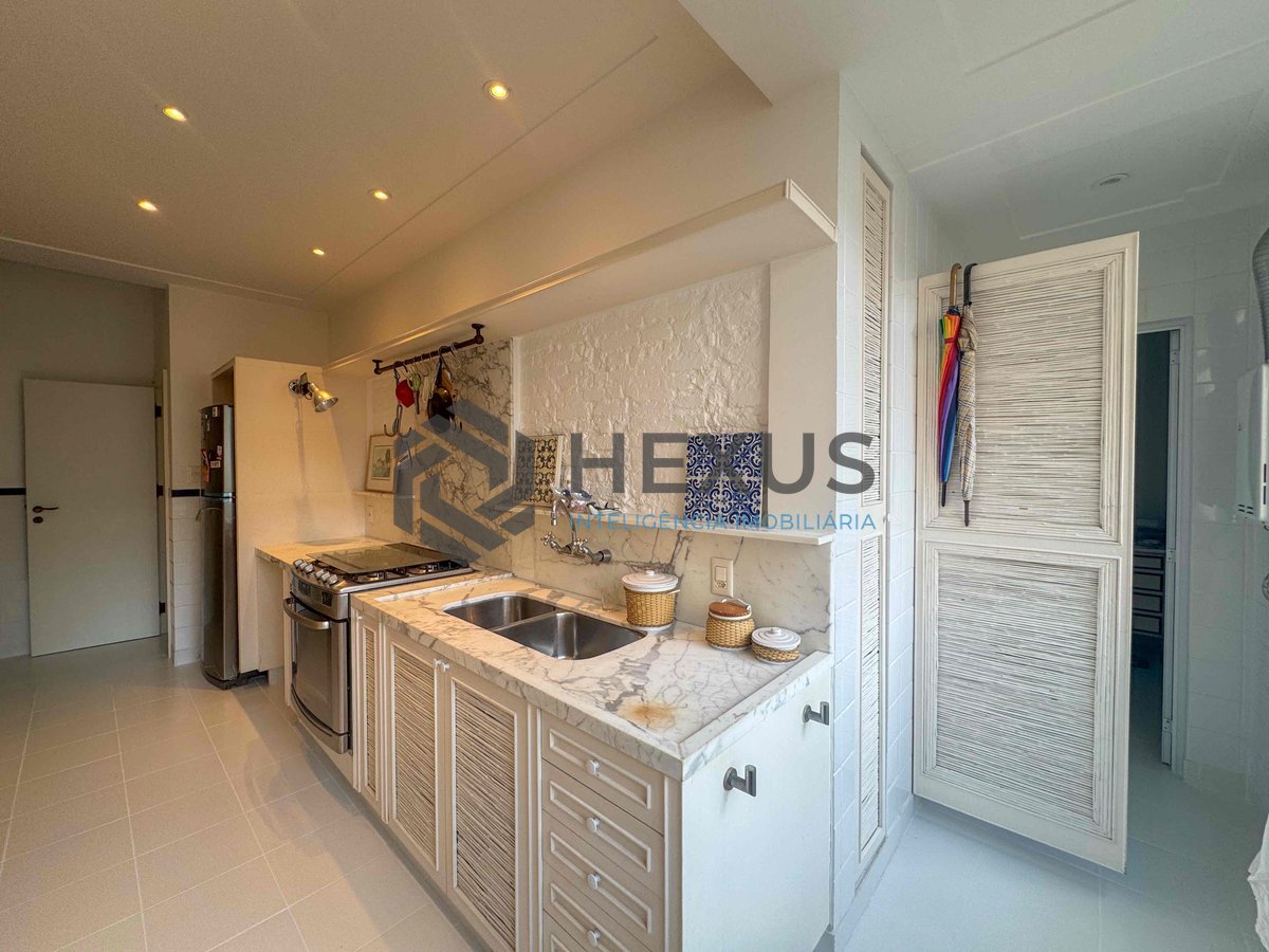 Foto 30 de Apartamento frente mar com varanda e vista mar na Praia das Pitangueiras, Guaruja