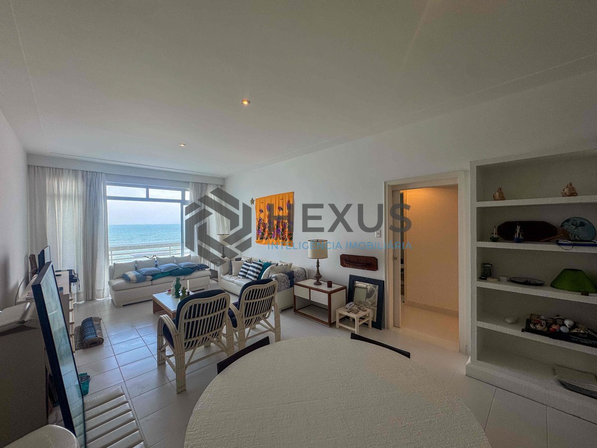 Foto 7 de Apartamento frente mar com varanda e vista mar na Praia das Pitangueiras, Guaruja