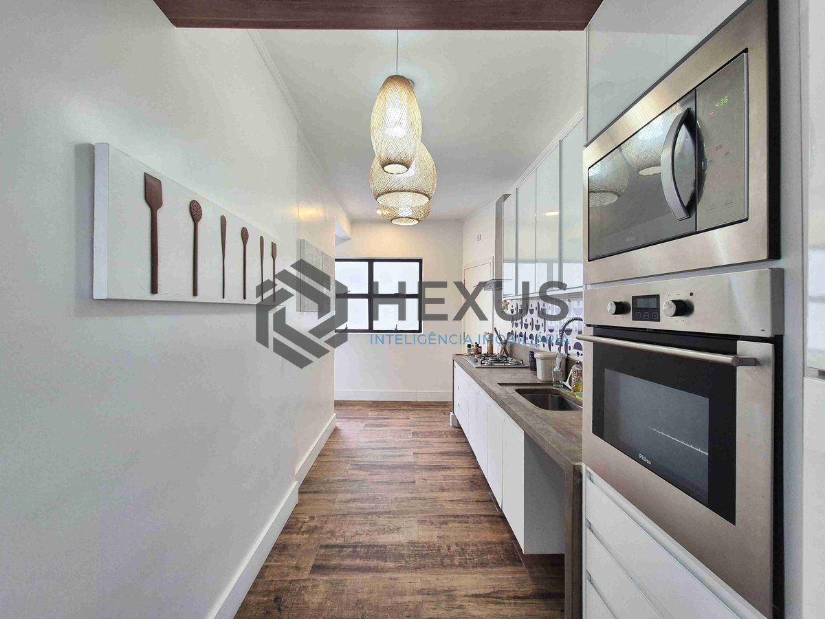 Foto 19 de Apartamento reformado com varanda na quadra mar da Praia das Pitangueiras, Guaruja