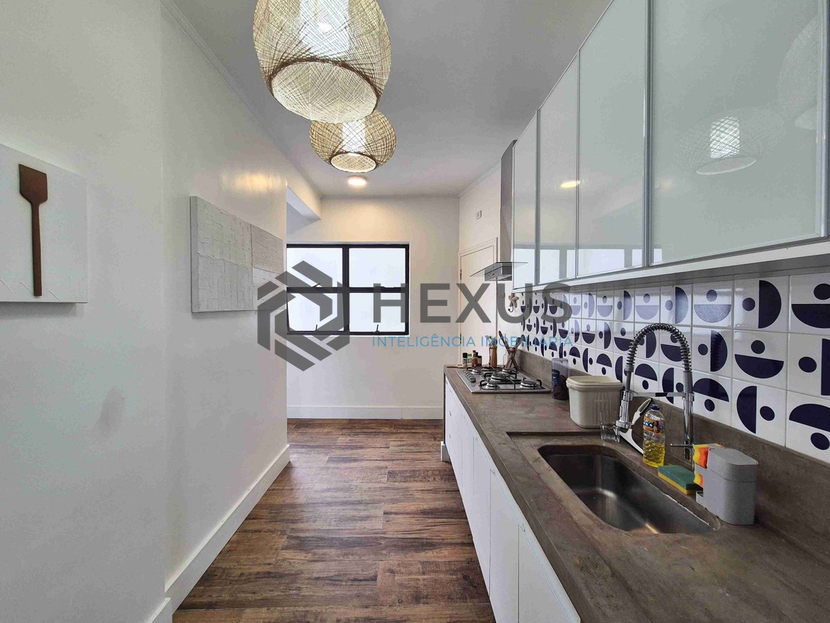 Foto 20 de Apartamento reformado com varanda na quadra mar da Praia das Pitangueiras, Guaruja