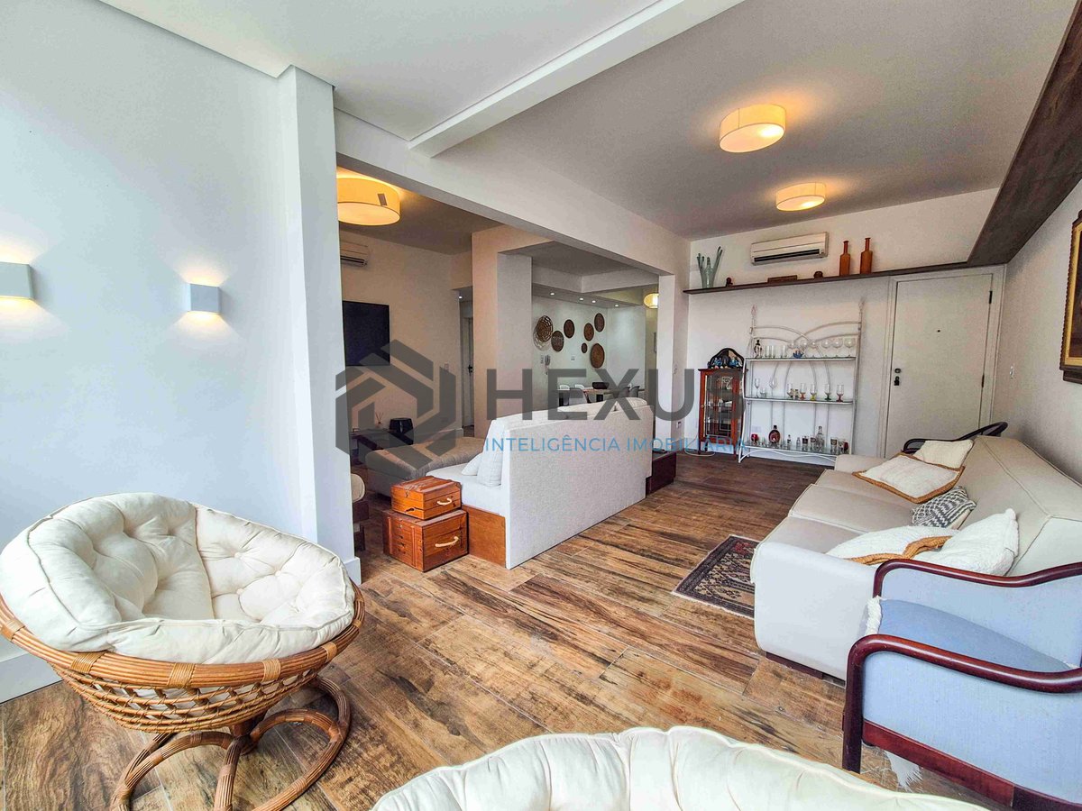 Foto 8 de Apartamento reformado com varanda na quadra mar da Praia das Pitangueiras, Guaruja