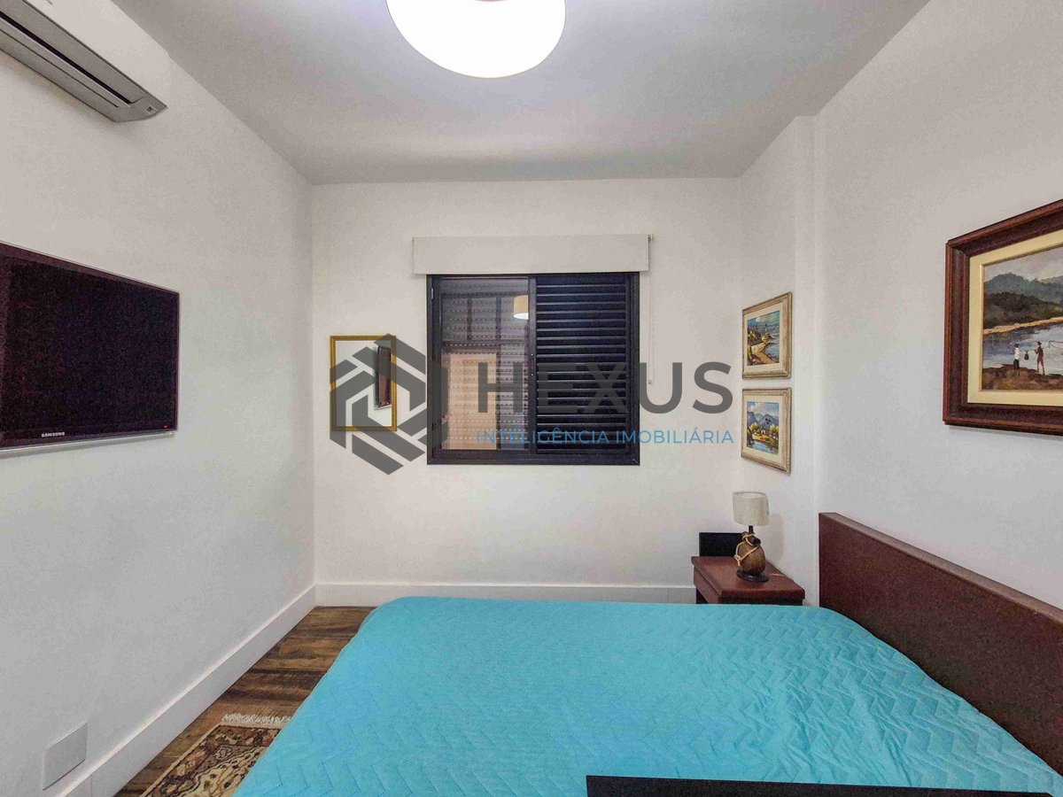 Foto 9 de Apartamento reformado com varanda na quadra mar da Praia das Pitangueiras, Guaruja