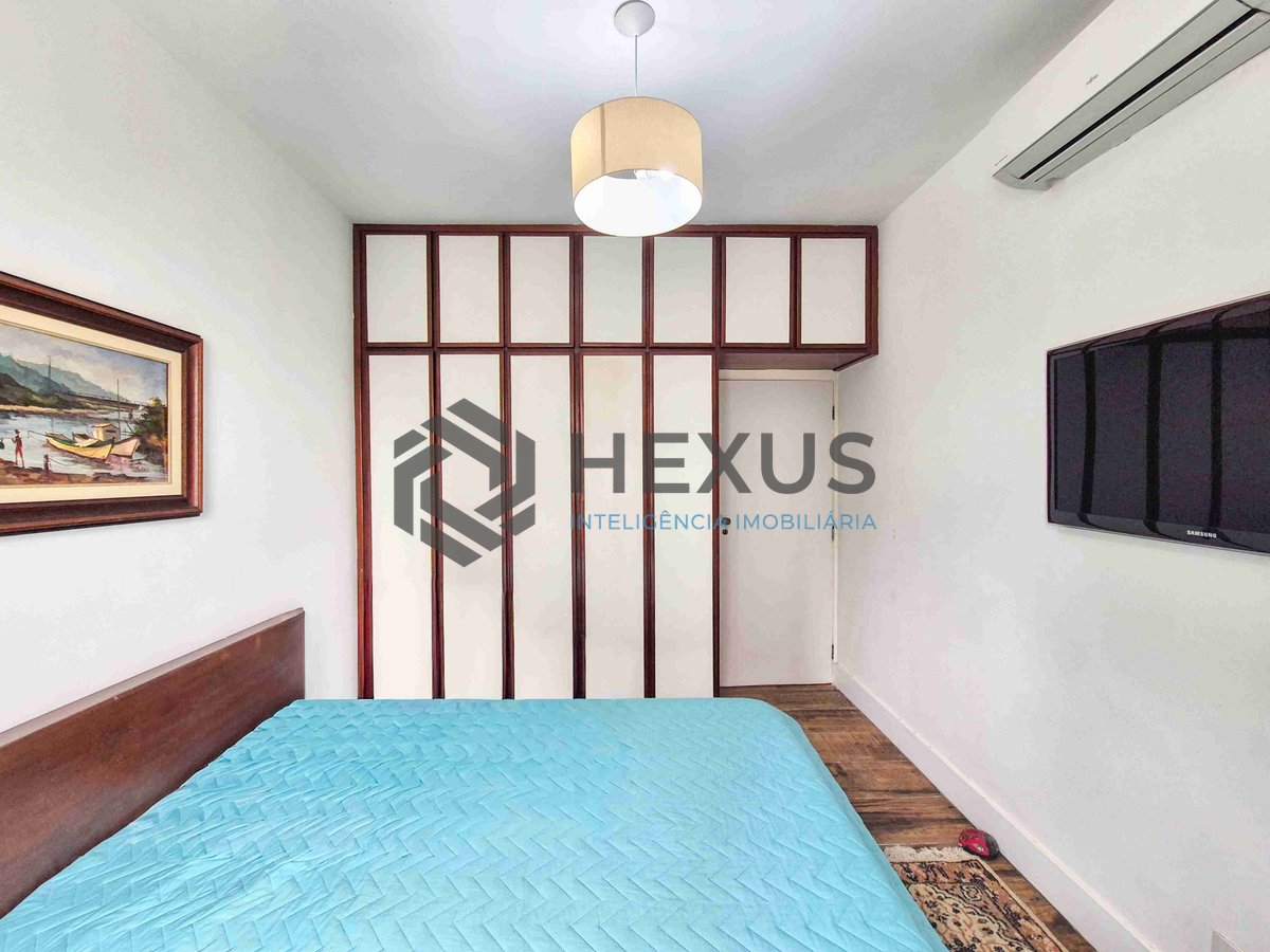 Foto 10 de Apartamento reformado com varanda na quadra mar da Praia das Pitangueiras, Guaruja