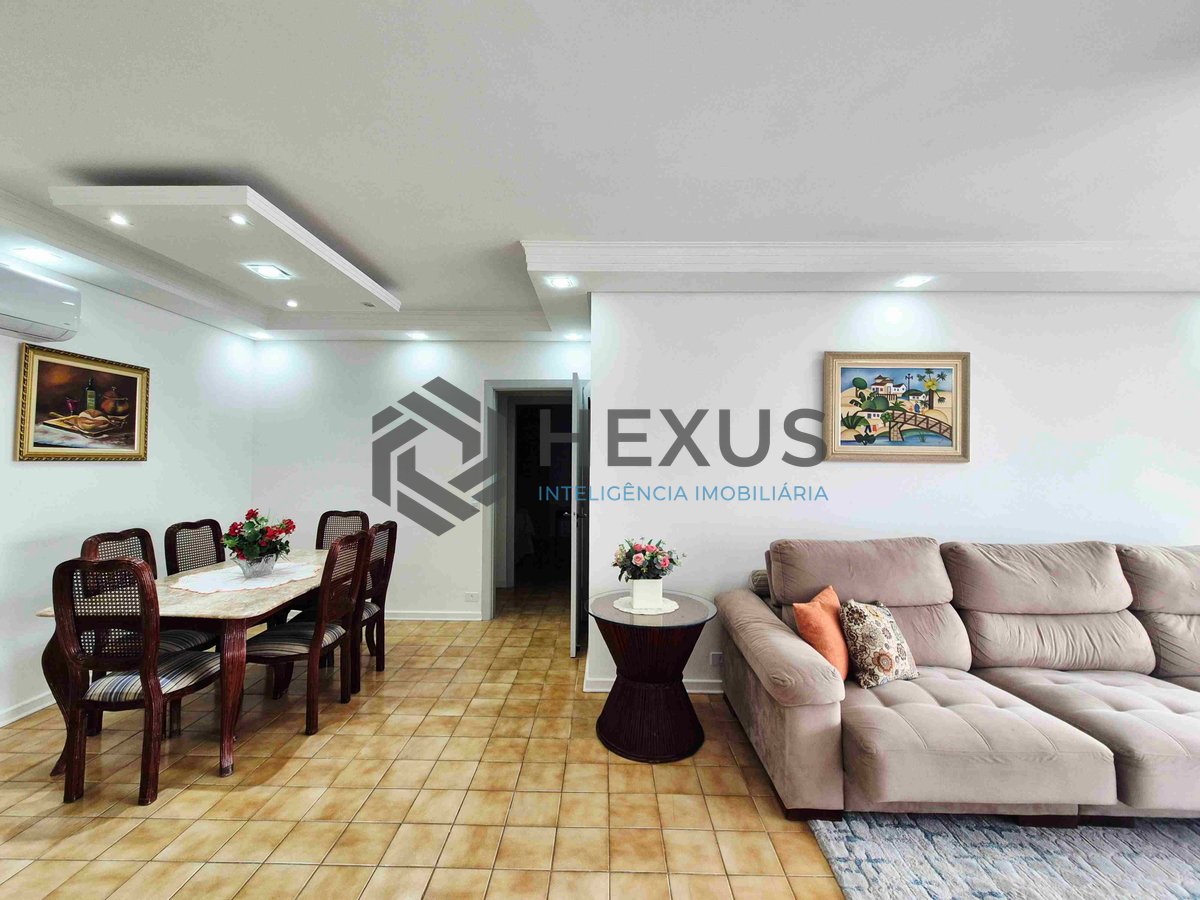 Foto 2 de Apartamento reformado com varanda e lazer na quadra mar da Praia das Pitangueiras, Guaruja