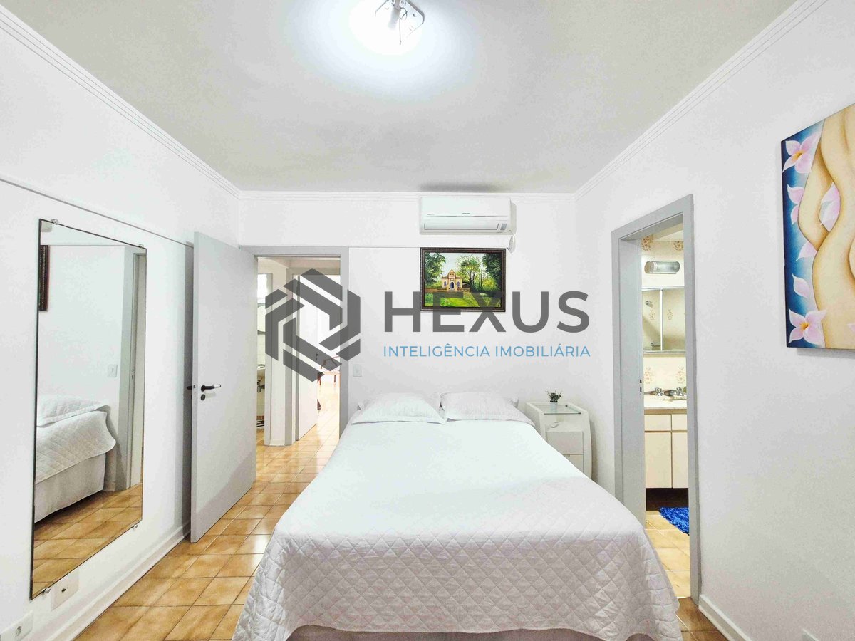 Foto 15 de Apartamento reformado com varanda e lazer na quadra mar da Praia das Pitangueiras, Guaruja