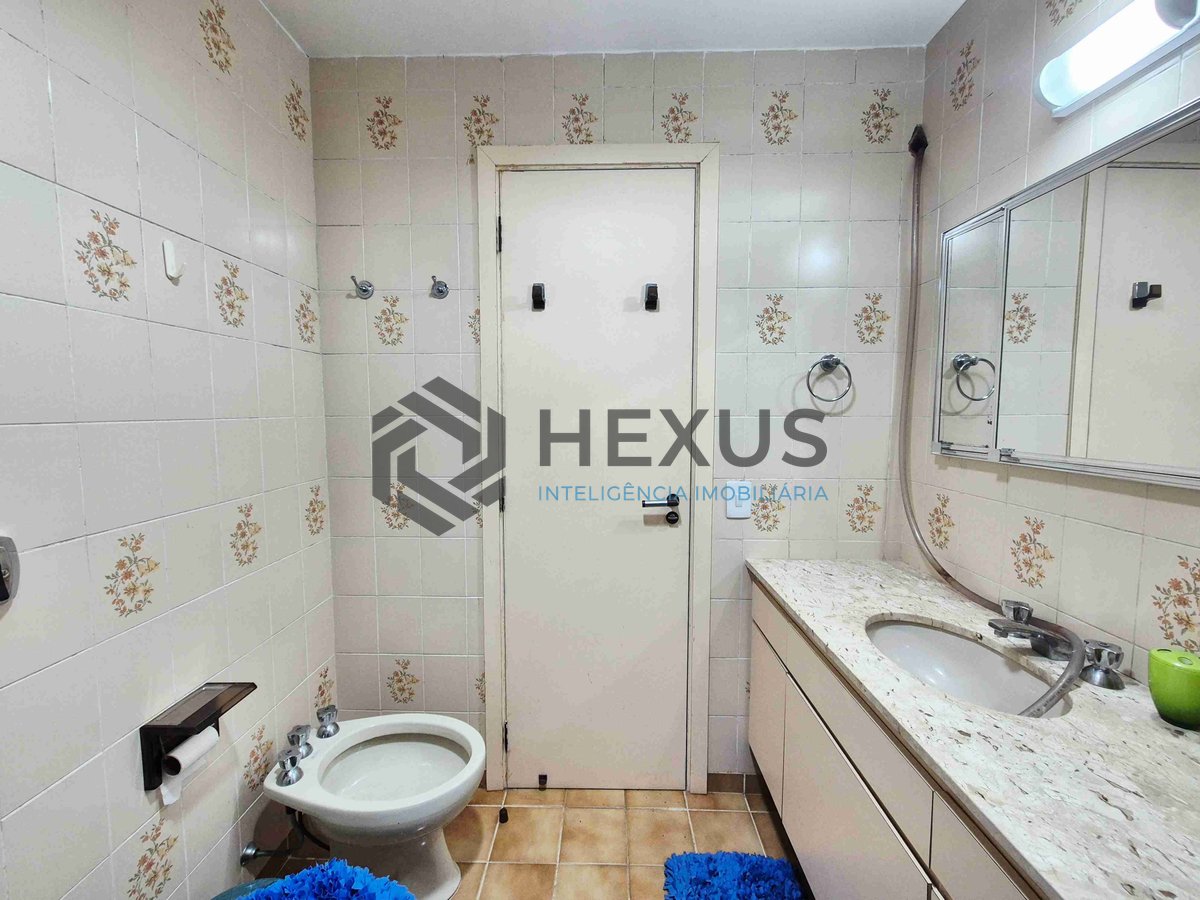 Foto 18 de Apartamento reformado com varanda e lazer na quadra mar da Praia das Pitangueiras, Guaruja
