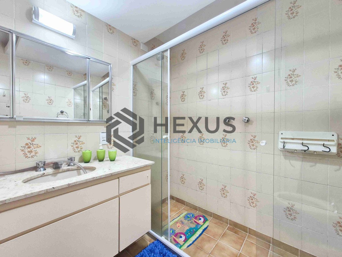 Foto 19 de Apartamento reformado com varanda e lazer na quadra mar da Praia das Pitangueiras, Guaruja