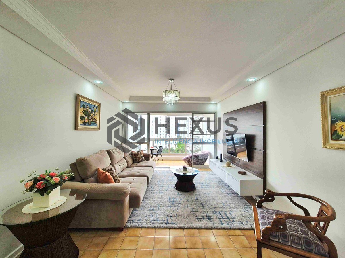 Foto 3 de Apartamento reformado com varanda e lazer na quadra mar da Praia das Pitangueiras, Guaruja