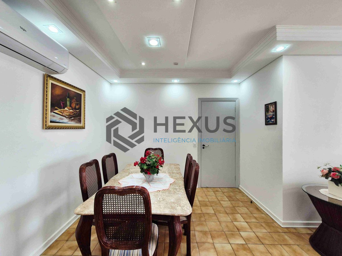 Foto 4 de Apartamento reformado com varanda e lazer na quadra mar da Praia das Pitangueiras, Guaruja