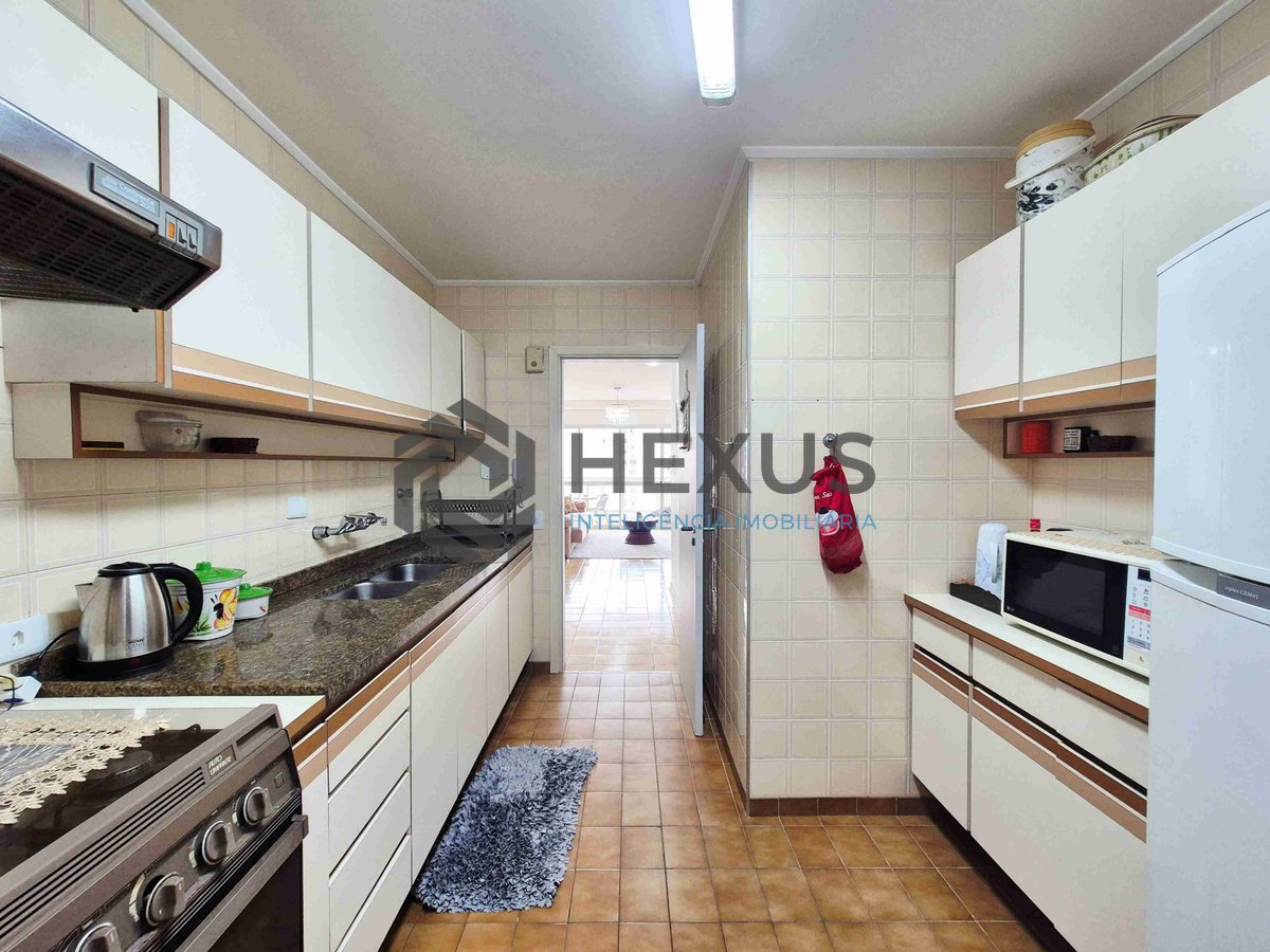 Foto 32 de Apartamento reformado com varanda e lazer na quadra mar da Praia das Pitangueiras, Guaruja